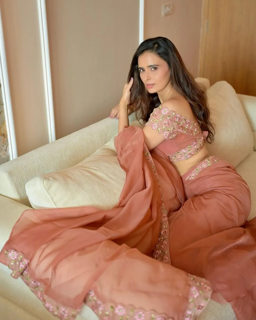 SOUTH INDIAN ACTRESS MEENAKSHI DIXIT IN PINK SAREE 2